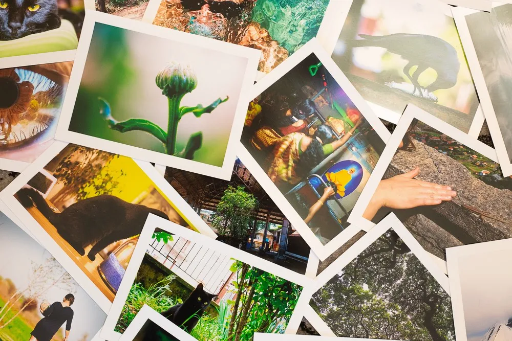 Una selezione di fotografie stampate utilizzate durante il lavoro di fototerapia