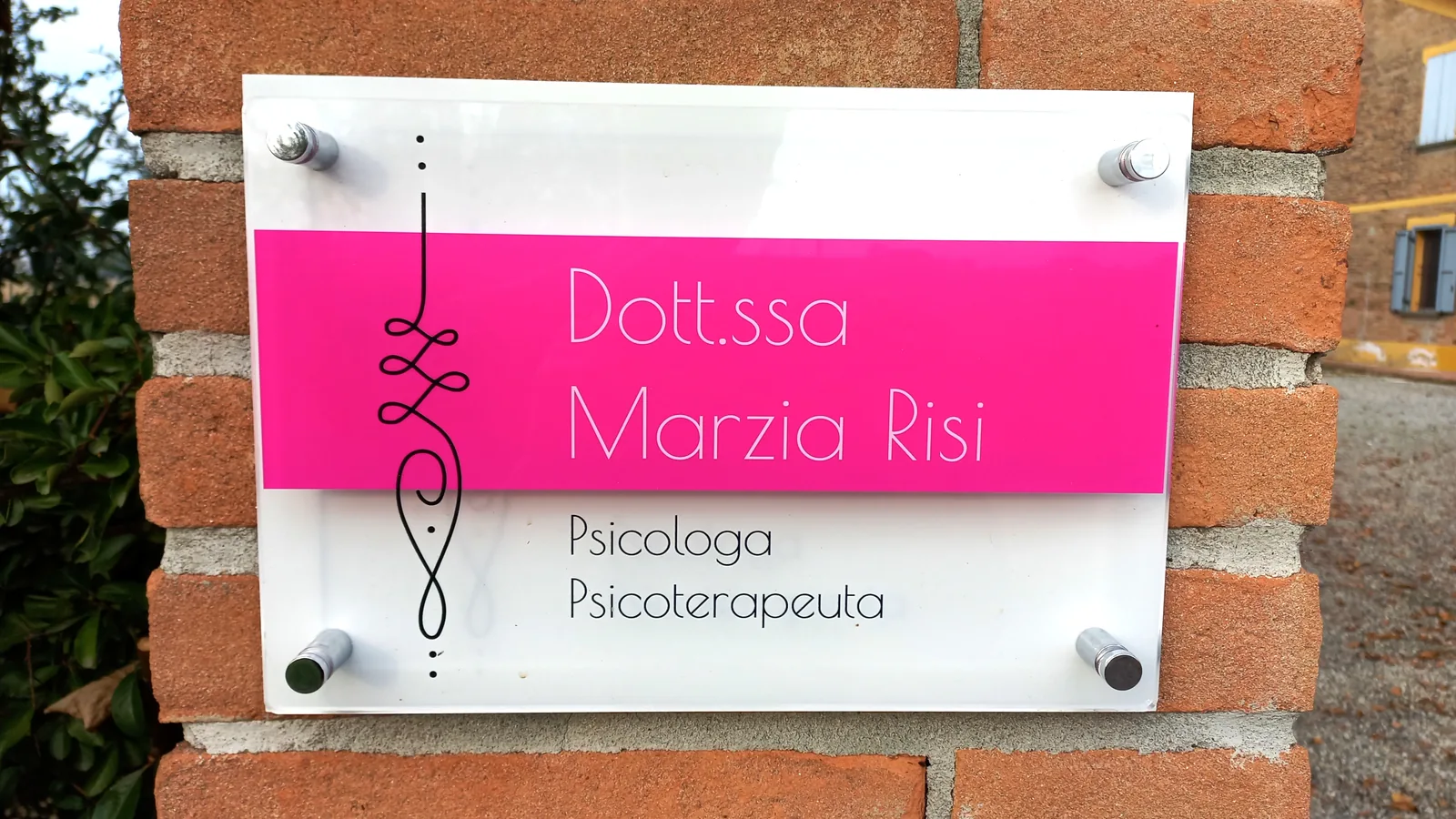 La targa all’ingresso dello studio: Dott.ssa Marzia Risi, psicologa e psicoterapeuta